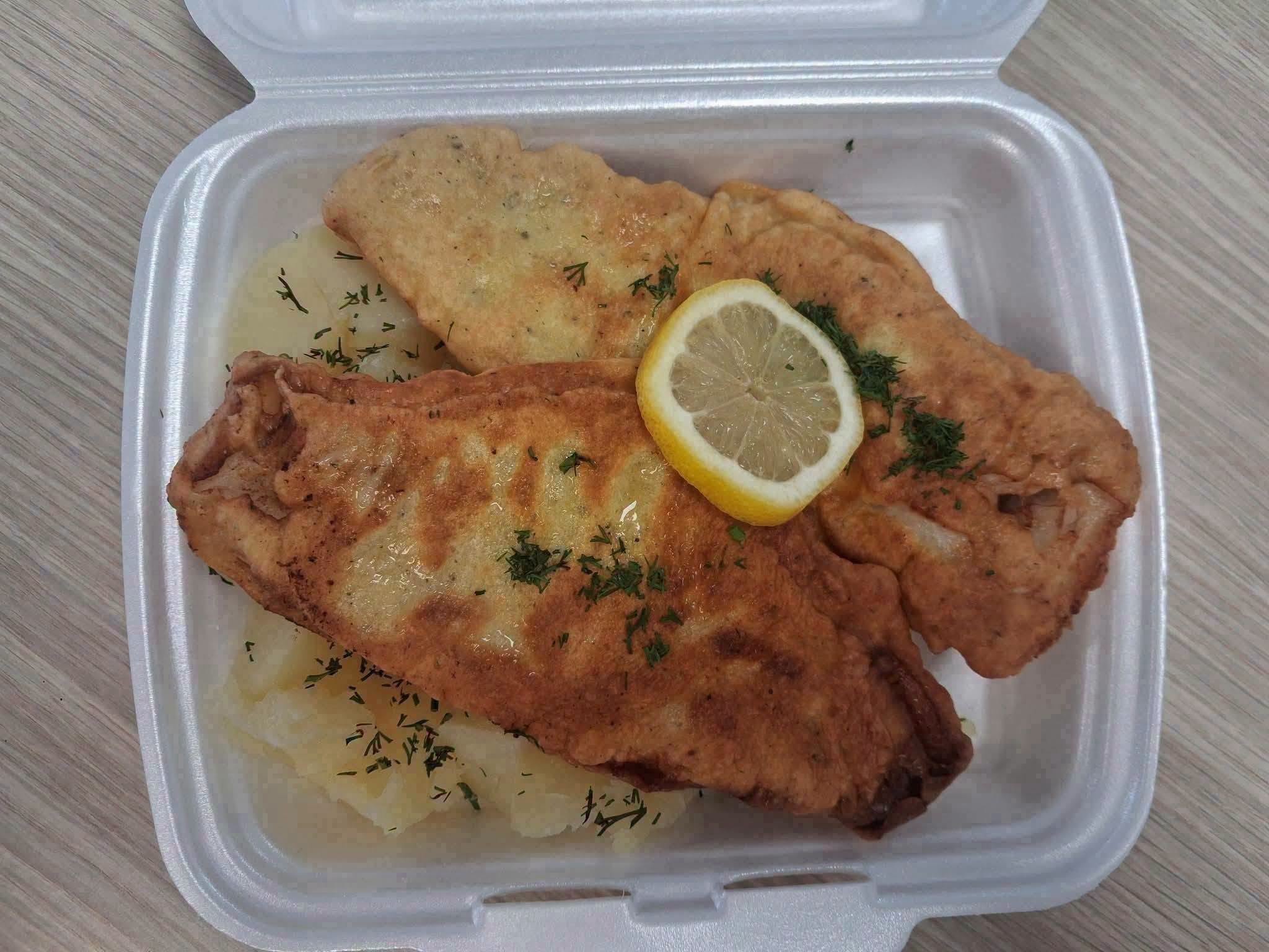 Tradycyjny kotlet z ziemniakami i zestawem surówek