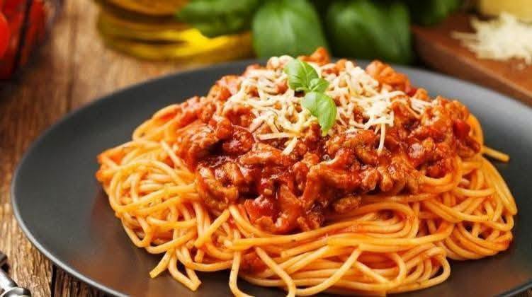 Domowe spaghetti w aromatycznym sosie